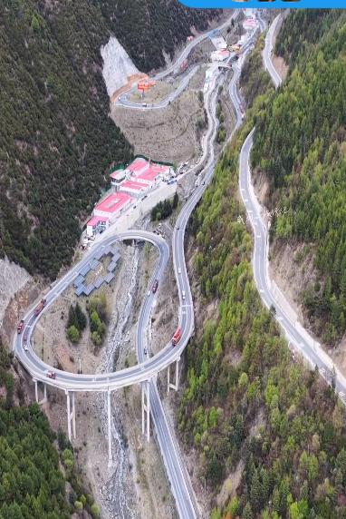 在 G318 高尔寺山去往雅江的路上，航拍视角下的螺旋高架格外震撼。
峡谷地带空