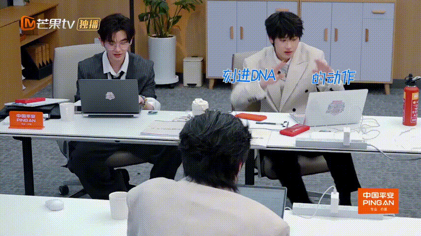 高卿尘上班哪有不疯的初入职场金融季看到高卿尘上班的样子瞬间共情，初入金融行业面对