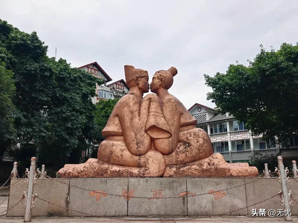 哇！“中华第一吻”，古人竟也如此浪漫！
 
四川雅安这座城市雕塑，很多人路过都会
