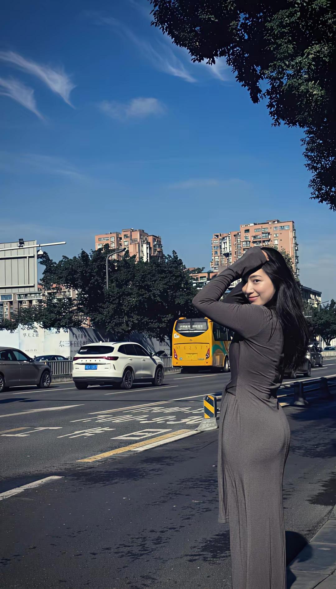 什么年龄段的女人最有女人味?
当然是30岁左右，有一种稳定成熟的美。如果微胖一点