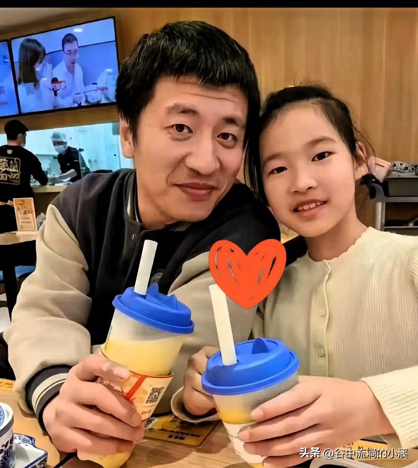 张雪峰走了，
永远停在了41岁，
最让人揪心的是他才11岁的女儿张姩菡。

那个