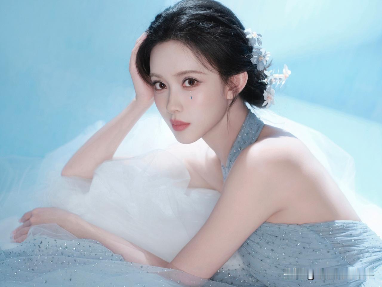 孟子义把“碎冰银河”穿在了身上！
 
谁看了不说一句孟子义是氛围感神！碎冰蓝长裙