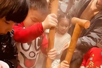 1980 年，湖南 7 岁女孩不幸被拐走。谁料，几年后，她在湖北养母家吃剁椒和糍