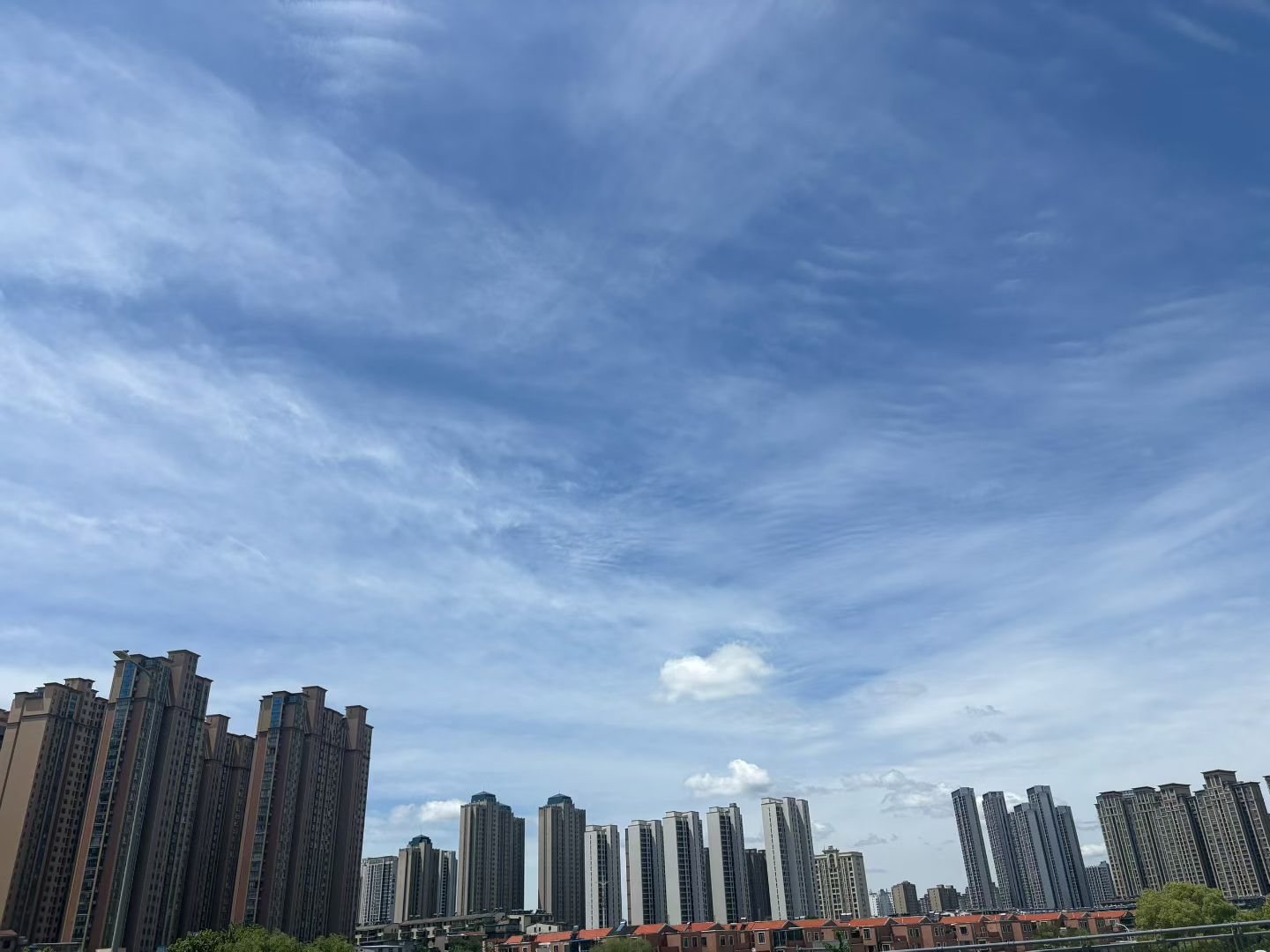 今天出门的时候，看到蓝色的天空有一种，今天的天空格外美的感觉喜欢春天的天空和春天