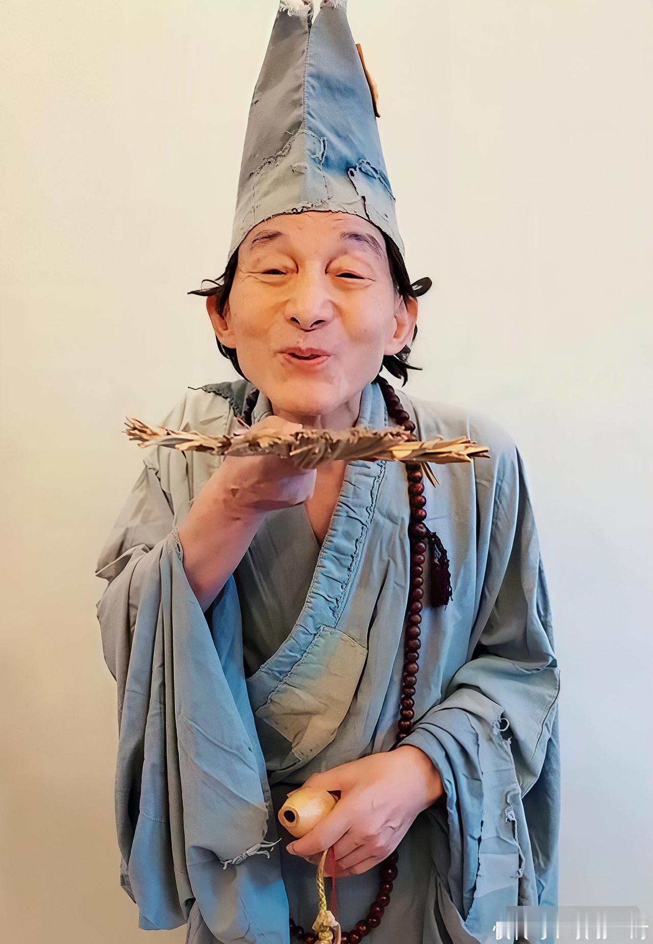 悼念游本昌先生：
 
蒲扇轻摇渡俗尘，济公形象烙深痕。
三分嬉笑藏悲悯，一世癫狂