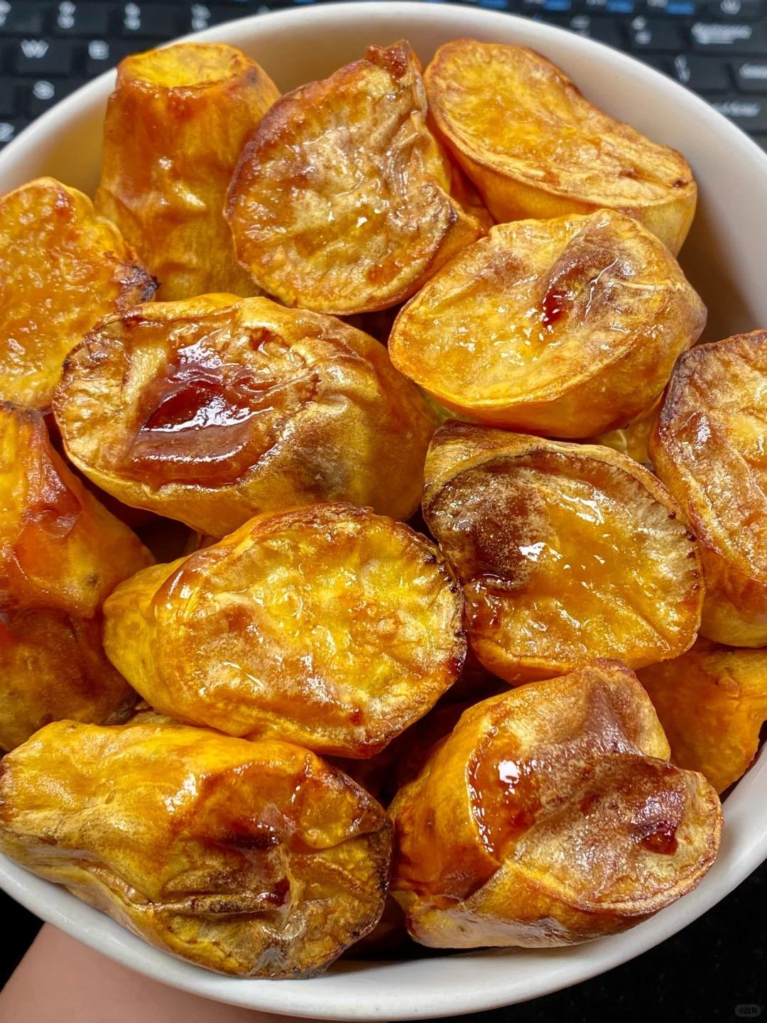 烤红薯的新吃法，外焦里糯，甜到流蜜
今年回老家过年，邻居送了很多自己种的红薯，好