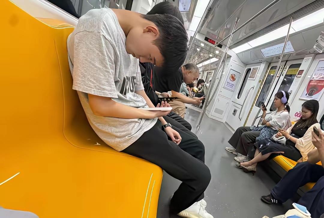 这已经不是简单的手机手机上瘾了
绝对是一种病态的行为了
怎么就没有人去管教呢？