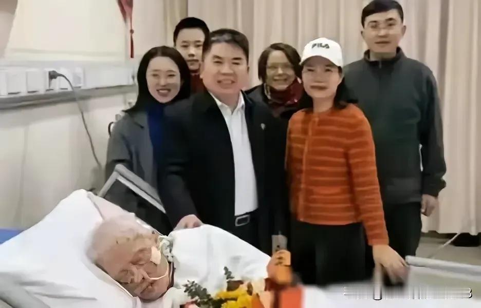 在一位生命倒计时老者前拍照，不合情，不合理。合影者面常笑容，也是对老人极大的不尊