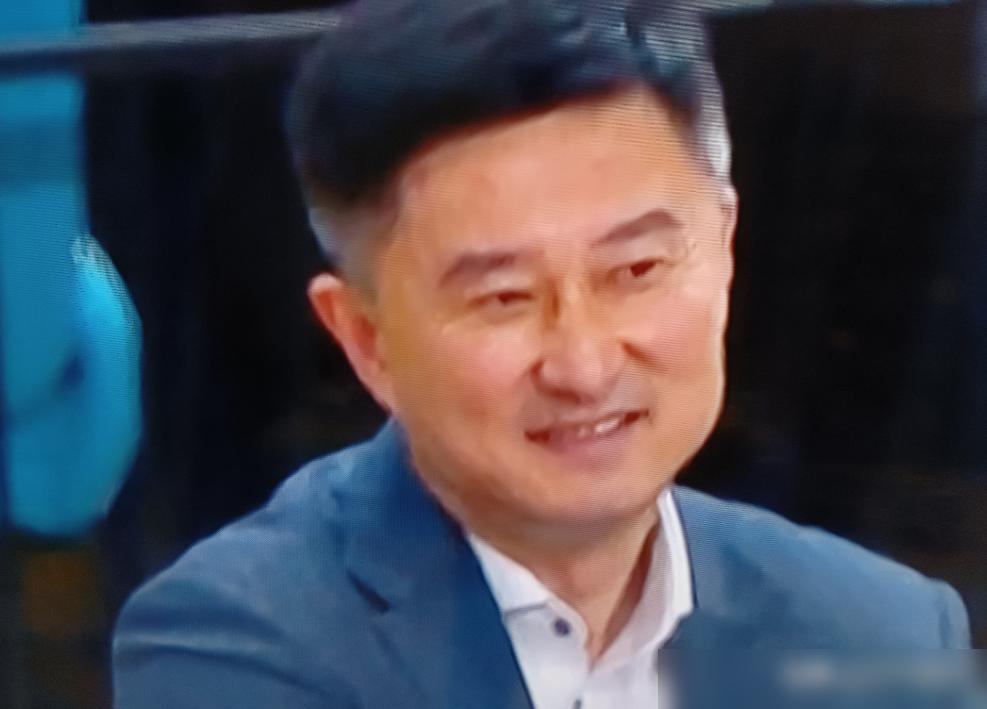 杜锋为啥宁可自己丢脸也不让胡明轩上？
答案就俩字，保护。
杜指导心里跟明镜似