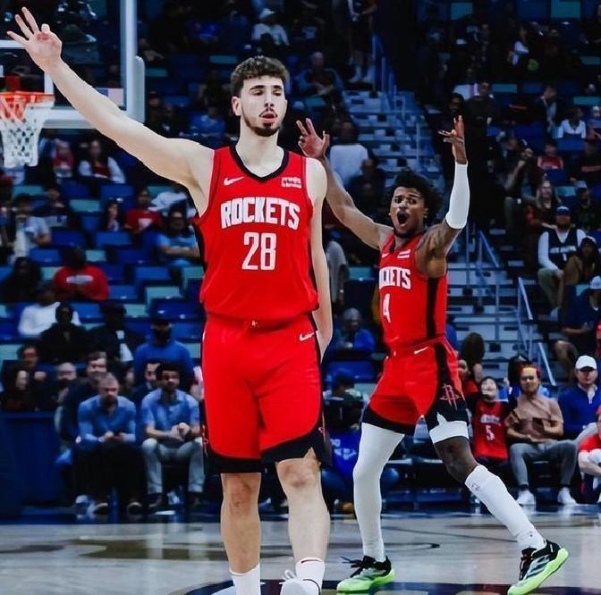 轰33+5+7！火箭队弃将G联赛迎爆发，斯通可重签他？双向合同就行
火箭要不要白