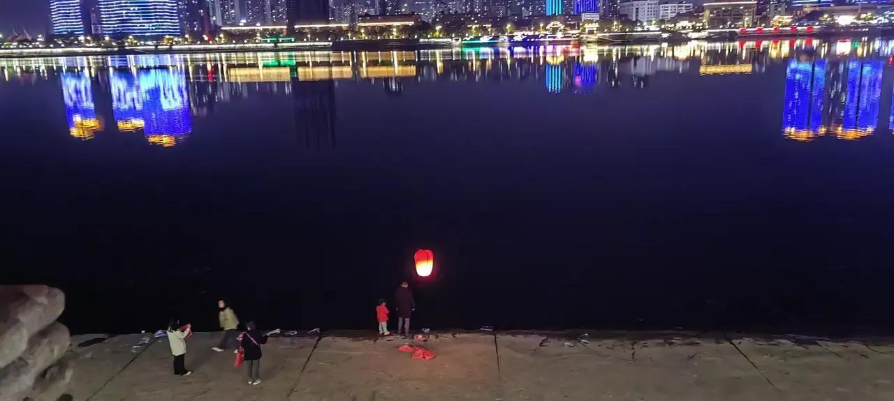 当一个常联系你的人，突然不联系你了，心里难免会泛起一丝迷茫和失落。毕竟，曾经的陪