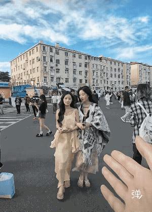来自陌生人的邀请，姑娘们会拒绝吗？