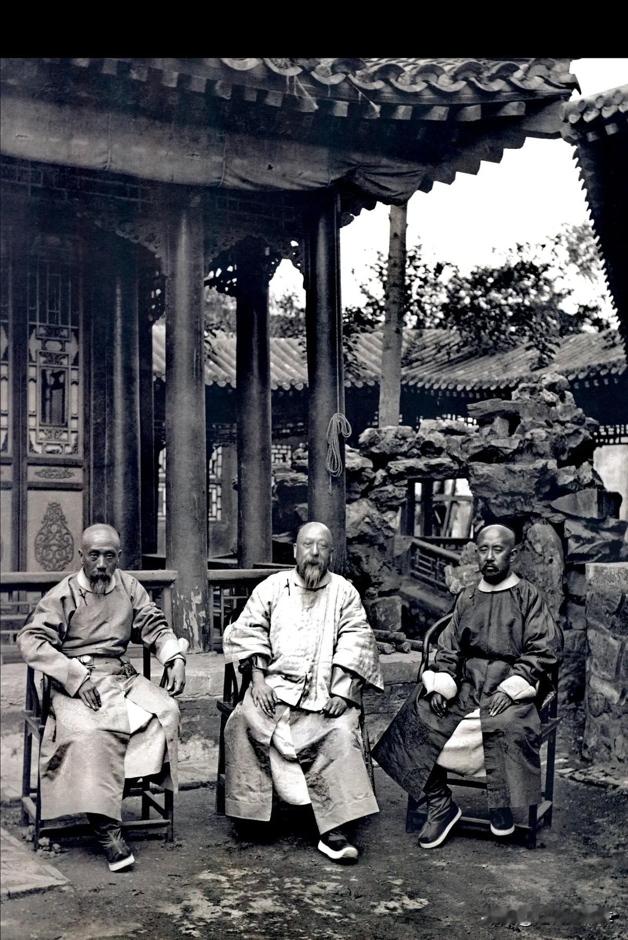 沈桂芬（左)，兵部尚书；
董恂（中），户部尚书；
毛昶熙（右)，工部尚书；
三人