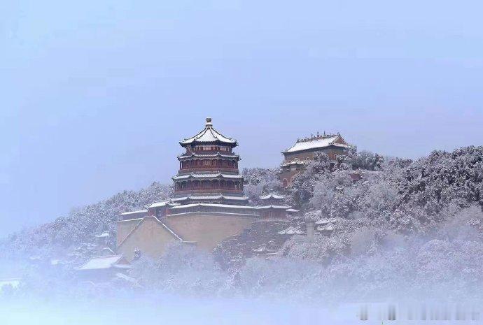 北京颐和园虽然是以夏天美景最为出名，但冬天雪后的颐和园像是在仙境里一般，给人一种