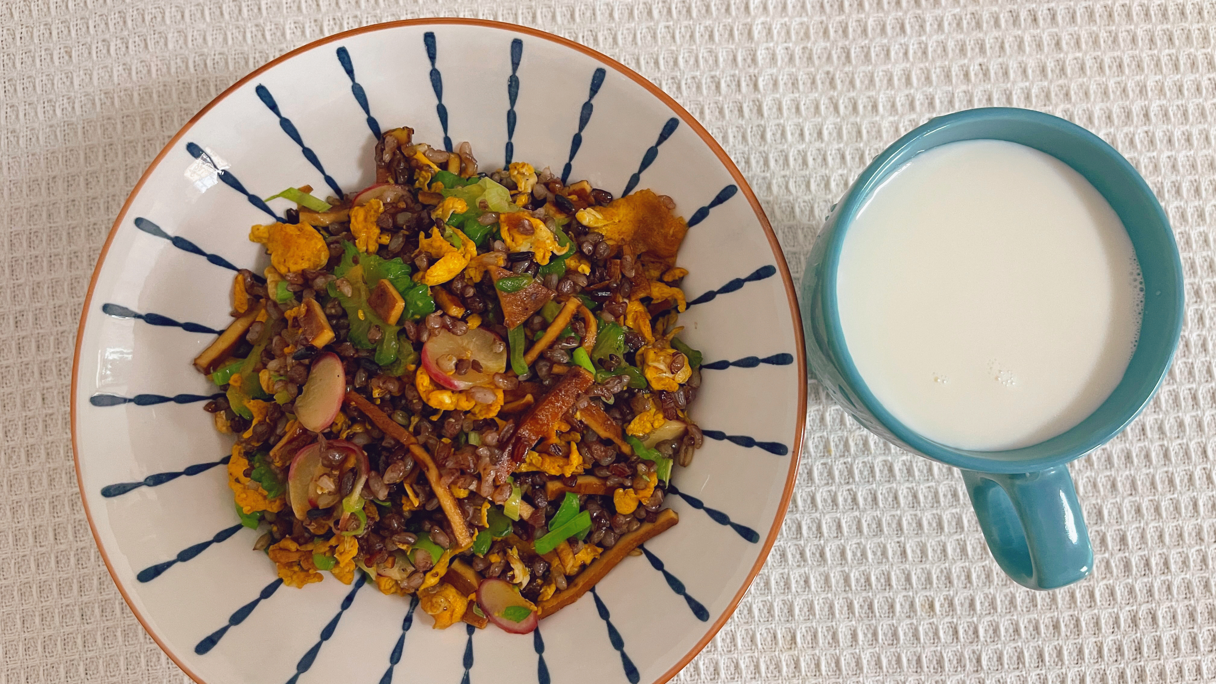 午餐炒饭 牛奶 葡萄 人参果 