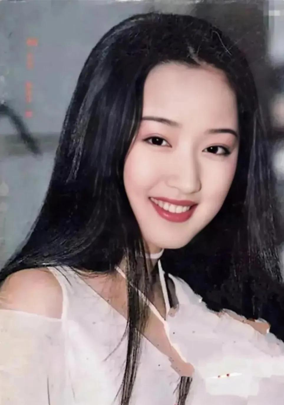 她长相甜美，肤白貌美，人美歌甜，是八十年代著明的歌唱家，演唱过很多著明的歌曲，如