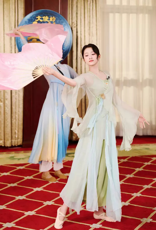 关晓彤演绎古典美学扇子舞！身段柔软画面唯美动人 ​​​