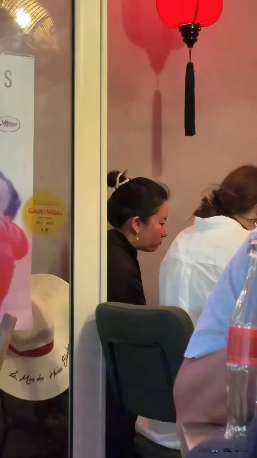 刘亦菲怎么也想不到，自己会因为这张照片被送上热搜吧？
网友吐槽她仙女形象完全不在