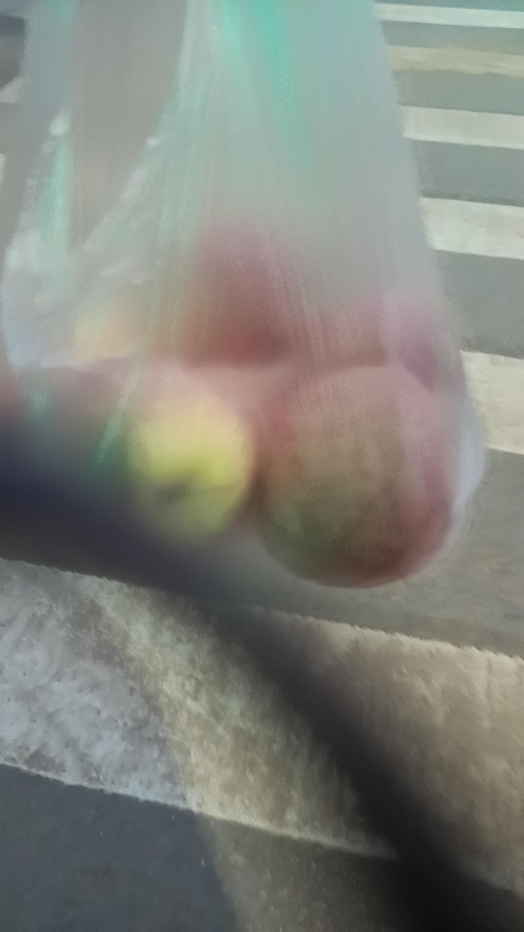 通常建议在睡前 2 到 3 小时 停止进食。

这不仅仅是为了控制体重，更重要的