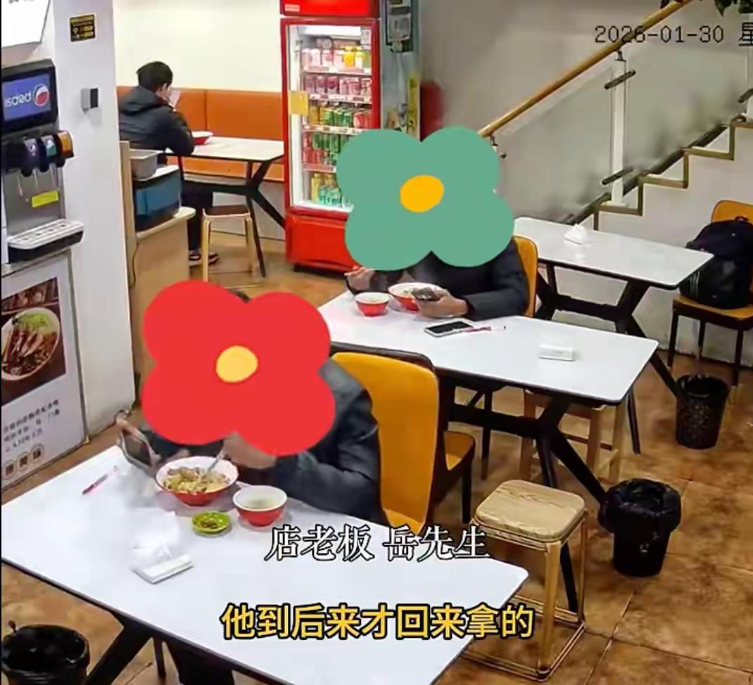 “笑哭了！”

安徽一家饭店，两名男子刷手机入迷，坐错位置，吃了别人的饭菜，最好