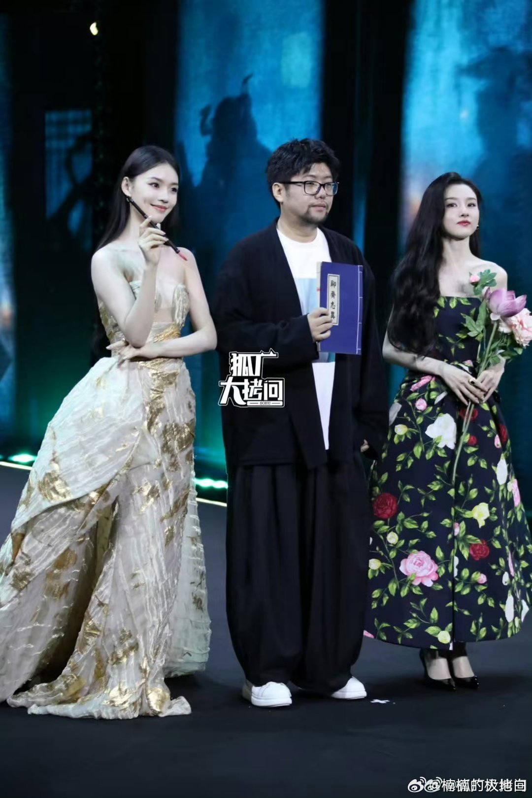 林允宋祖儿红毯互动宋祖儿帮林允提裙子 妈呀，林允和宋祖儿红毯互动简直甜到齁！两人