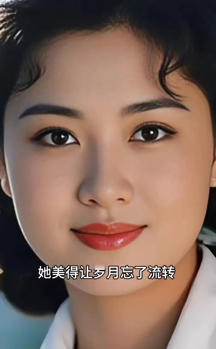 她美得让岁月忘了流转，眼波轻转，似有星辰倾落，唇角微扬，羞意如花初绽。天生风韵，
