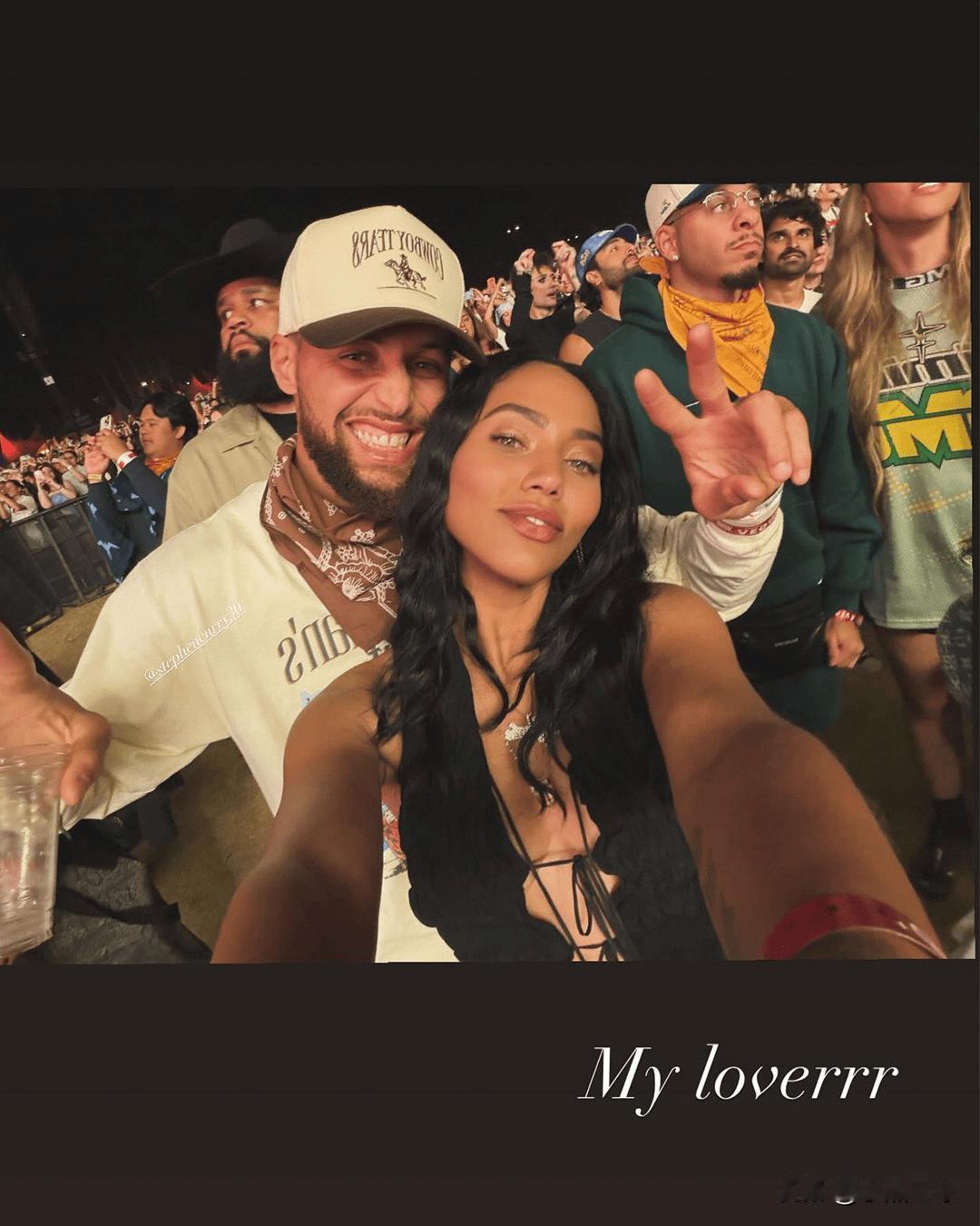 开启休假模式！阿耶莎更新社媒晒和库里现身科切拉音乐节的照片

今日，库里妻子阿耶