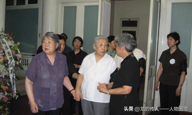 2008年8月21日，李敏同志、唐闻生同志来到华国锋同志家中吊唁，向华国锋同志夫