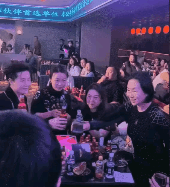 南方小土豆攻陷哈尔滨之后，哈尔滨可谓是全网爆火。这不，年过六旬的何超琼也千里迢迢