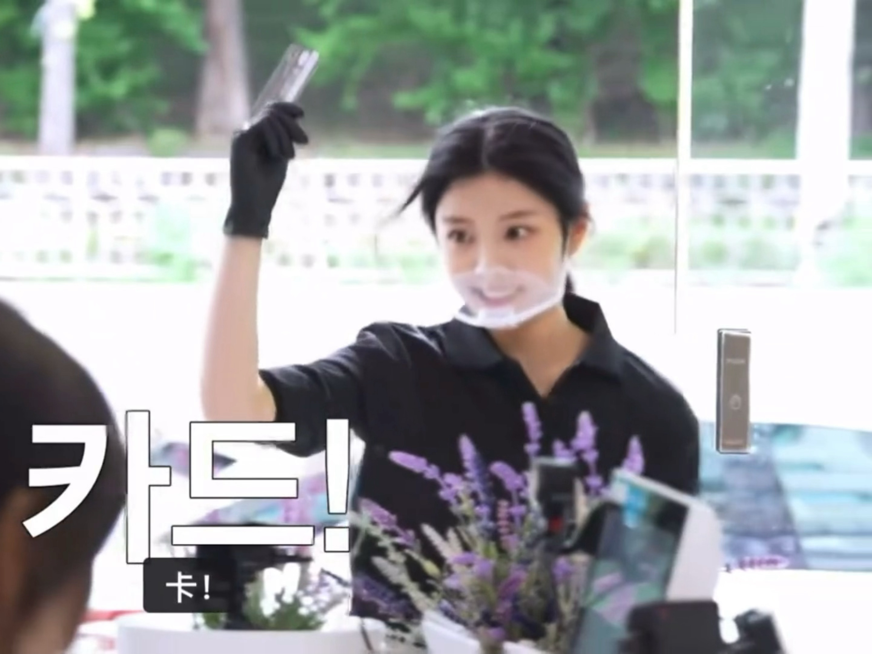 李沅禧  像持证出警的女警 