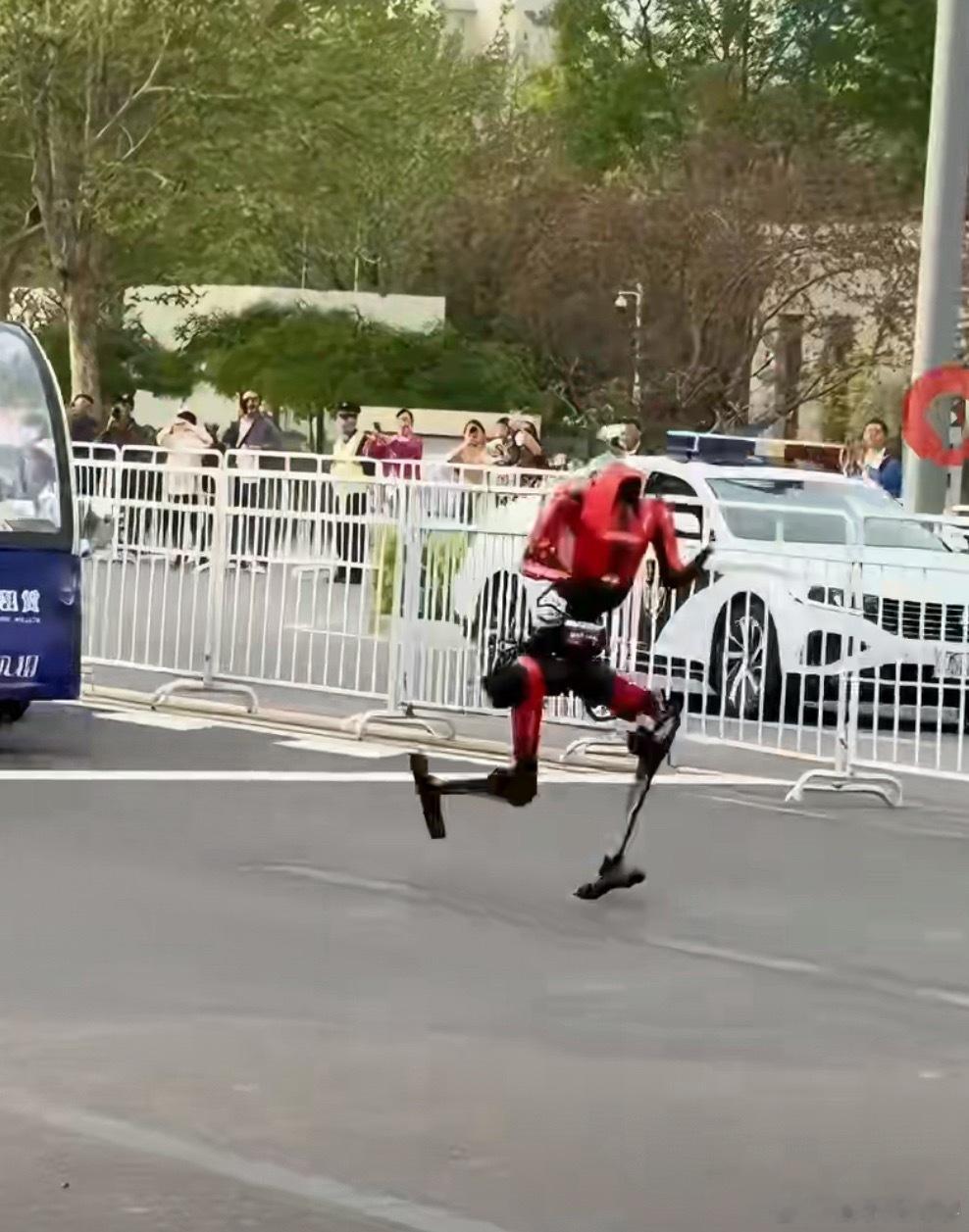 程序员追不上机器人干脆开电瓶车跟三年前的人形机器人走路都走不稳，现在都已经得靠电