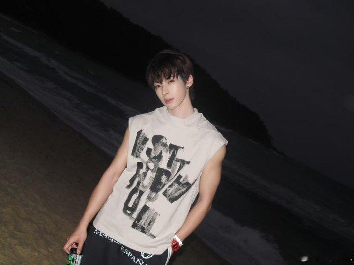 我找茬都说不出颜安这种话颜安的性格真的无可挑剔，善良真诚、谦逊有礼，说话做事都让