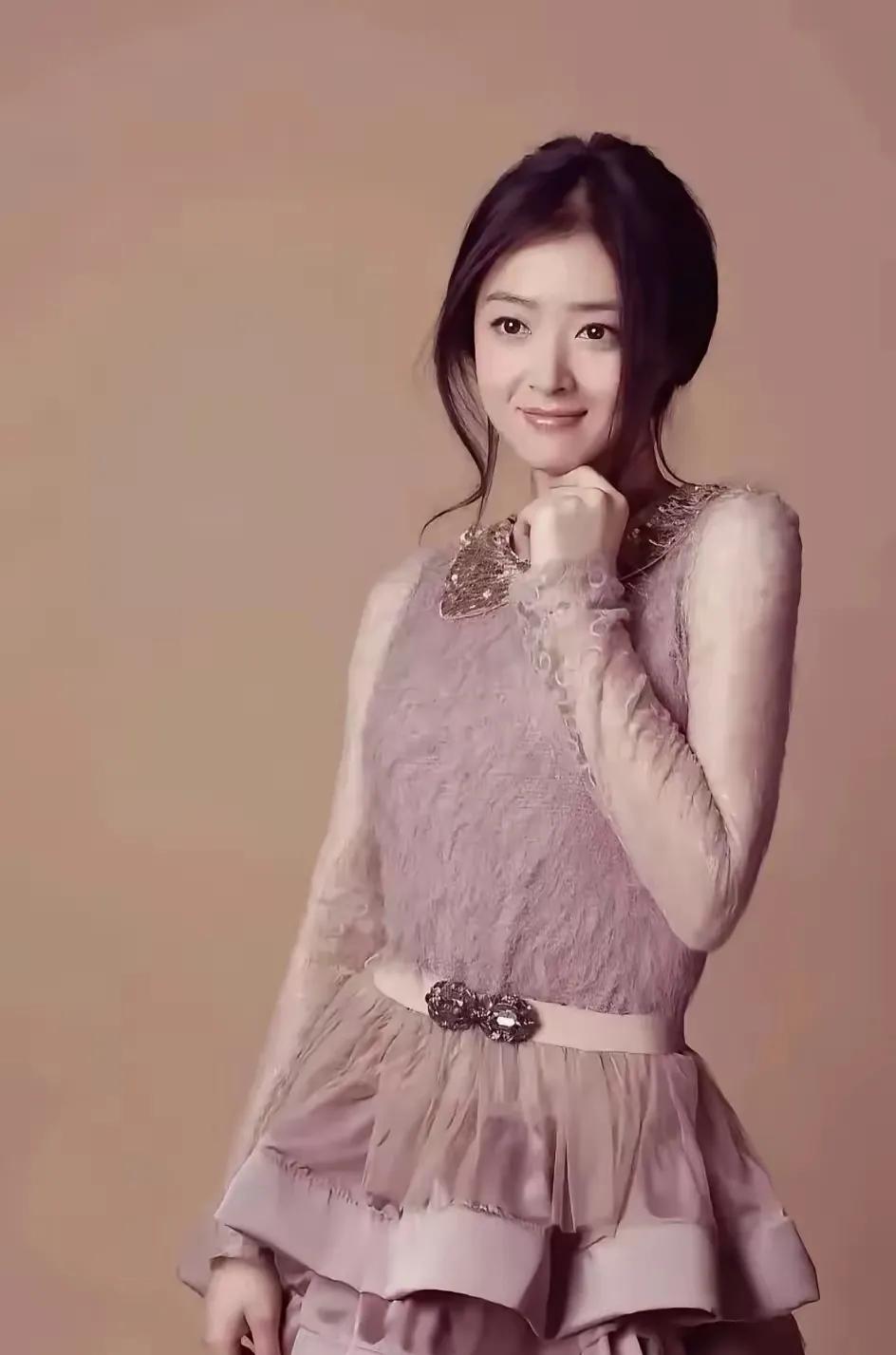蒋欣神奇般地瘦下来了，还是瘦下来好看啊！本来她的底子就好，衣品也不差。瘦了一圈之