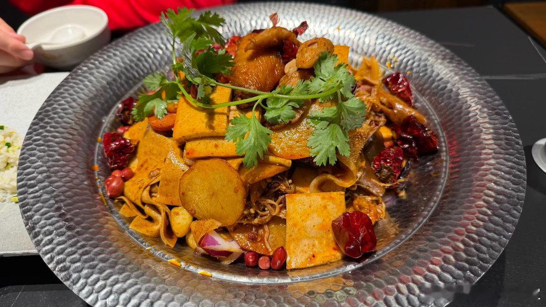 给各位同行讲个恐怖故事：“北京、上海两大车展要各自一年一届。”恐怖不？嗯，目前还