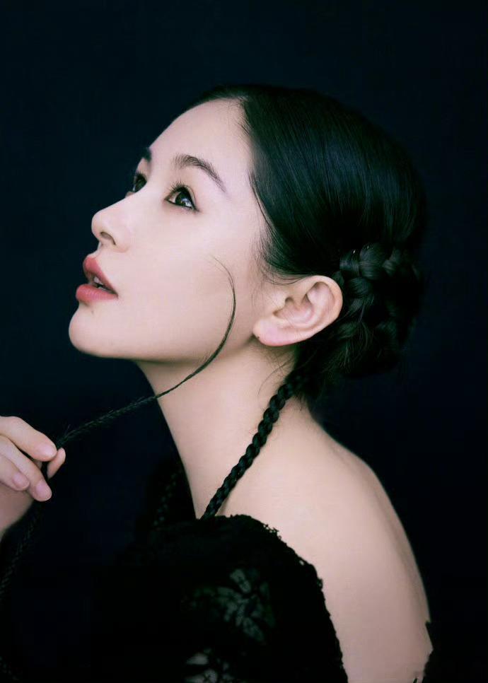 #王子文行走的黑玫瑰# 王子文一袭黑裙，烟熏妆加持，手里还拿着黑玫瑰，这高贵冷艳