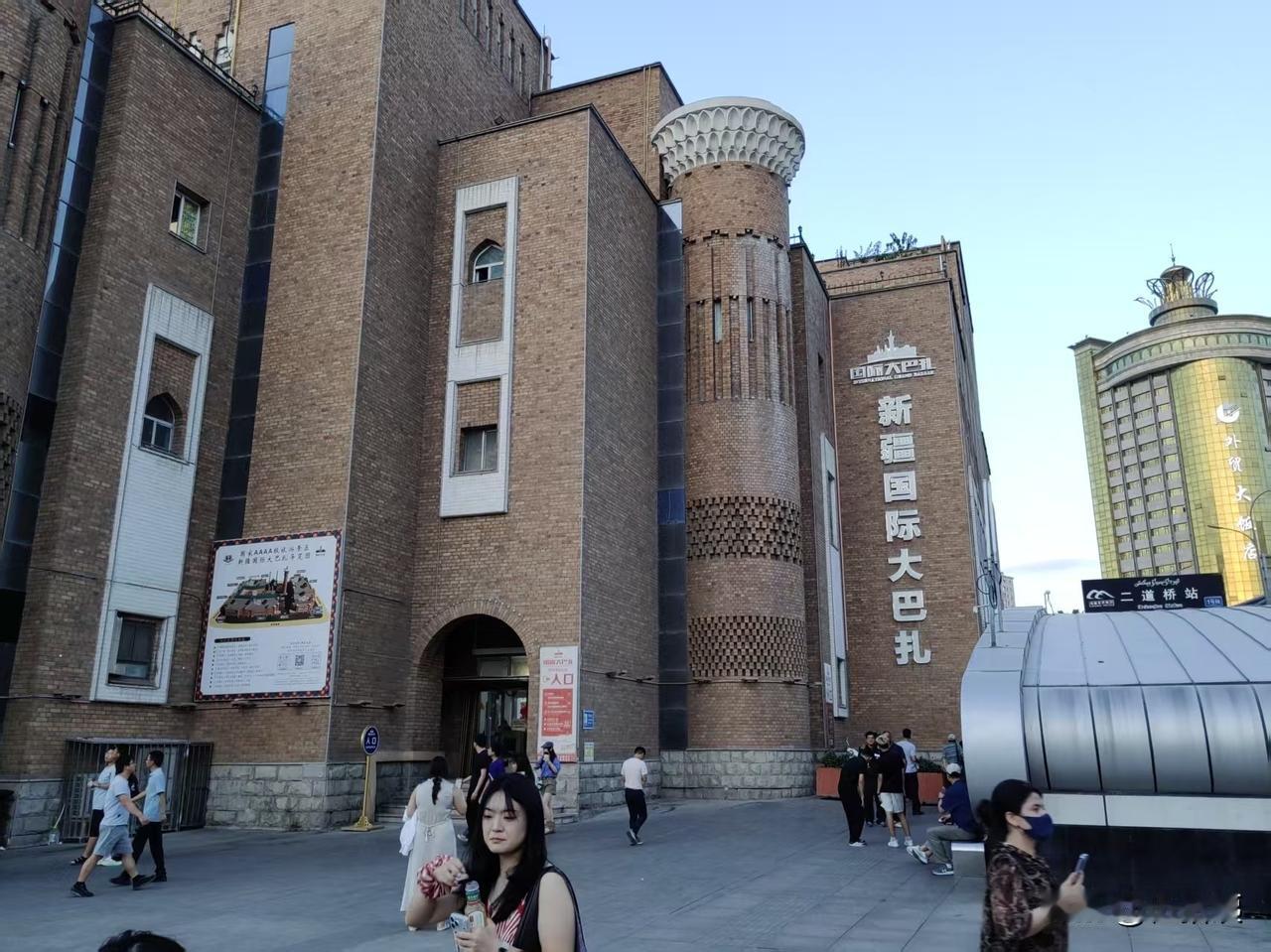 人在几千公里之外的地方旅游，忽然接到老家电话，说某个亲戚去世，你会赶回去吗？
我
