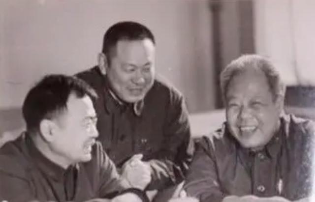 1982年3月，胡富国调任煤炭工业部副部长，和同事们研讨工作留下一张照片。
值得