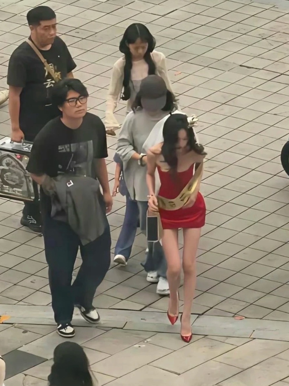 只有瘦到这种程度，上镜才刚刚好啊。。。 