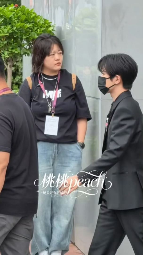 易烊千玺到达百花奖提名现场 