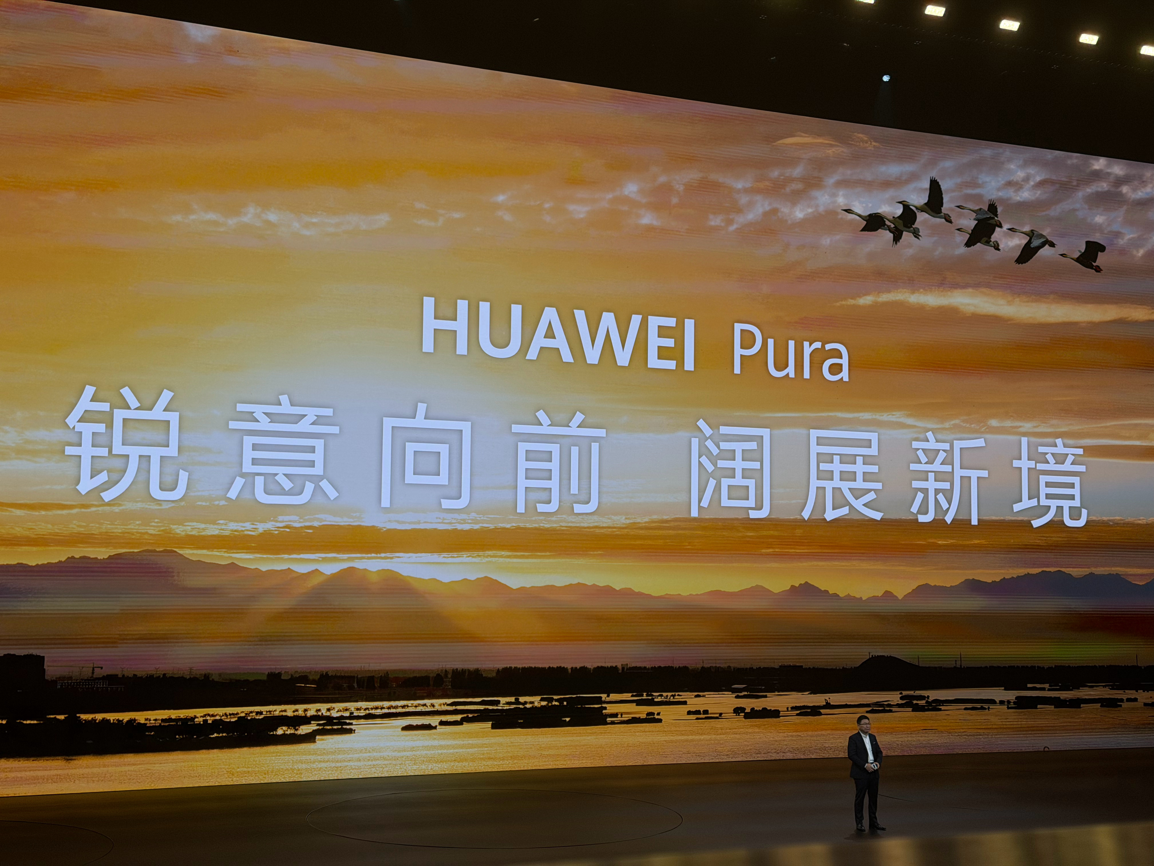 华为PuraXMax价格大阔折叠，售价10999元起，全新形态，体验玩法也很多。