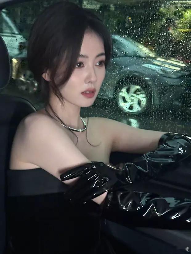 分享娱乐[超话]分享娱乐 白鹿穿黑色抹胸礼服优雅端庄， 车内自拍氛围感十足 ​​