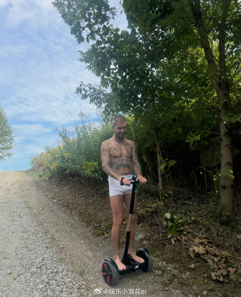 比伯穿内裤骑平衡车 哇哦 好自由奔放的灵魂~~ ​​​