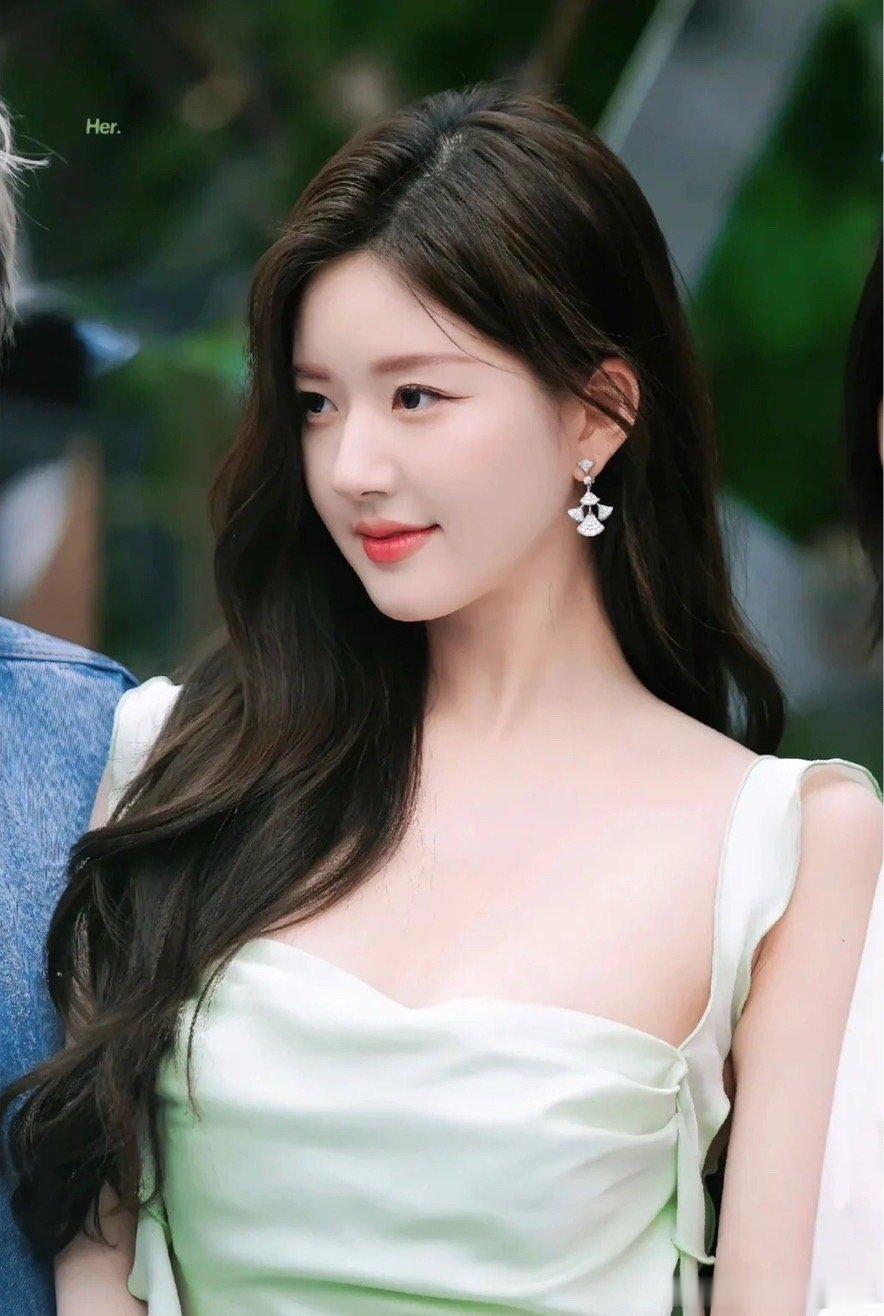 盘中观察：1. 盘面上成交量还是萎缩，但是，情绪修复明显，黄线高高在上，情绪票大