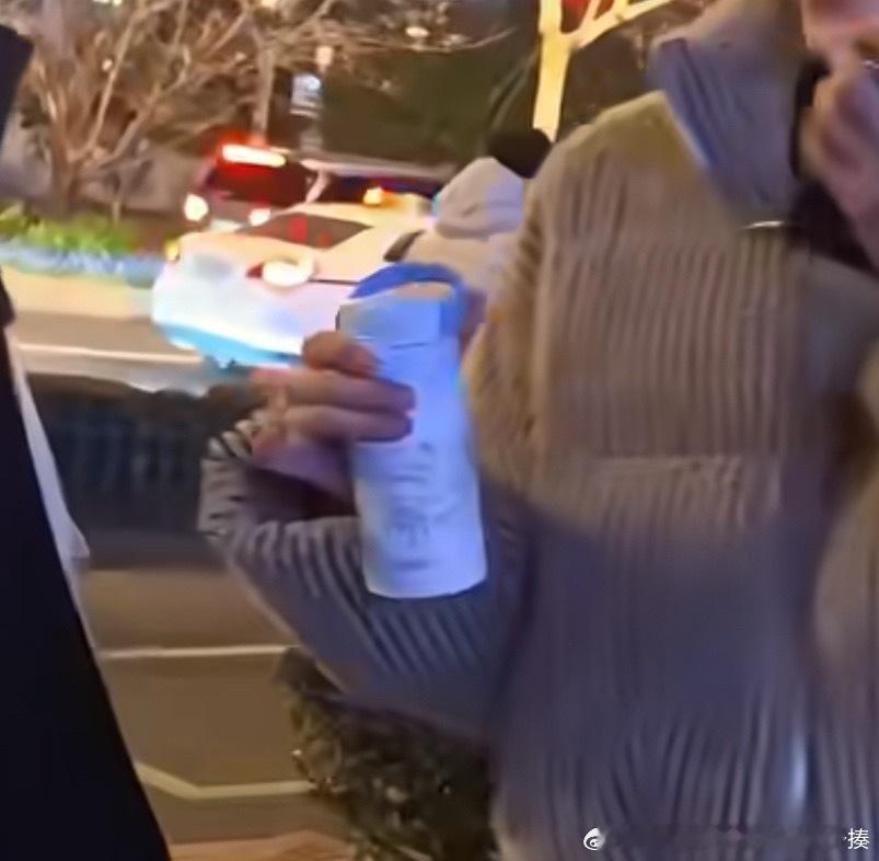 我觉得保温瓶里估摸着是温水，很有可能是某某某给某某装的呢