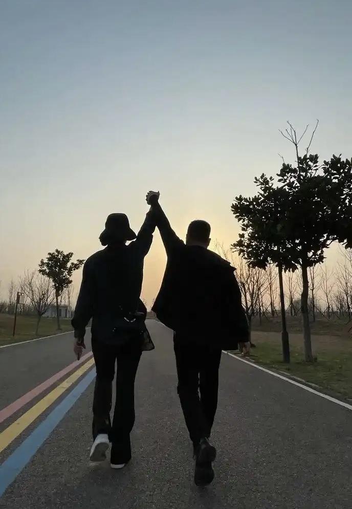 我更喜欢现代
我更偏爱现代。古代虽有璀璨文明，但多数人活在短寿、饥荒与等级枷锁中
