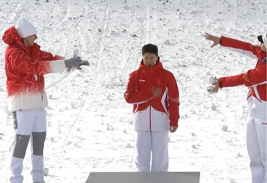 这才叫队友，李天马为王心迪领奖造气氛。
今天的米兰冬奥会男子空中技巧决赛，王心迪