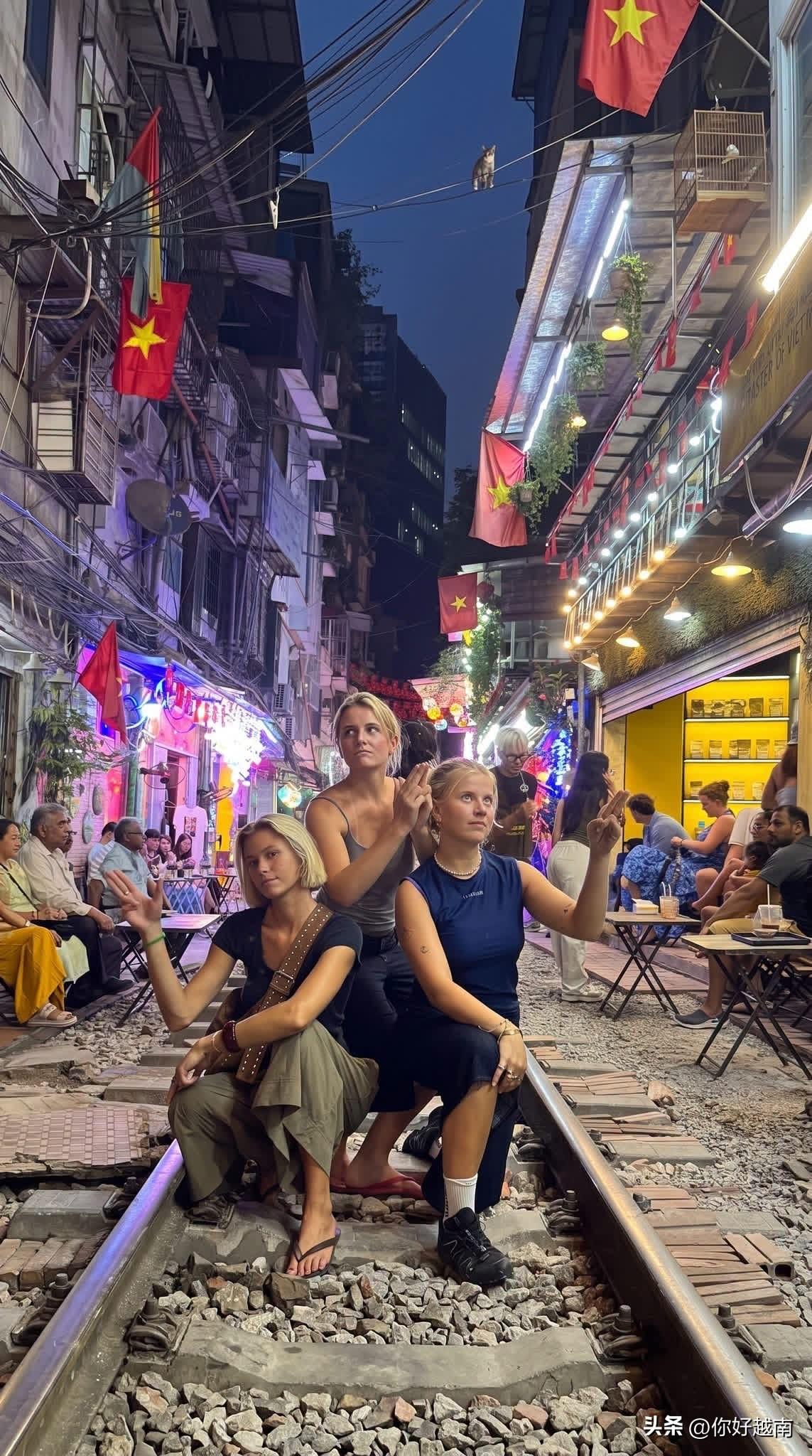 等待火車時，拍攝最佳姿勢，在河內火車街捕捉難忘的回憶！🚆📸 你在這裡拍過照片