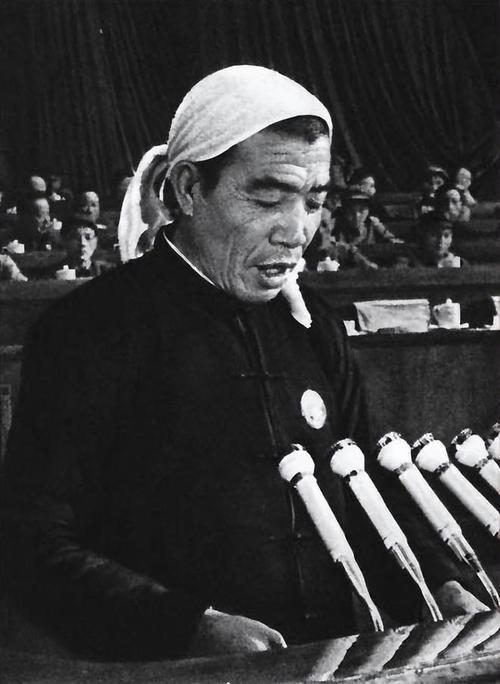 1980年深秋的北京，陈永贵缓缓摘下国务院副总理的肩章，当他向华国锋辞行时，这个