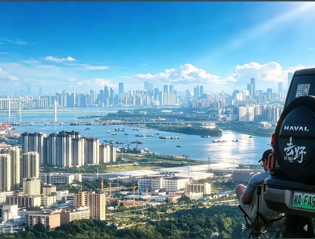 猜猜这是国内哪个城市？
看城建水平应该是国内的大城市，城市中有大江大河，有高楼大