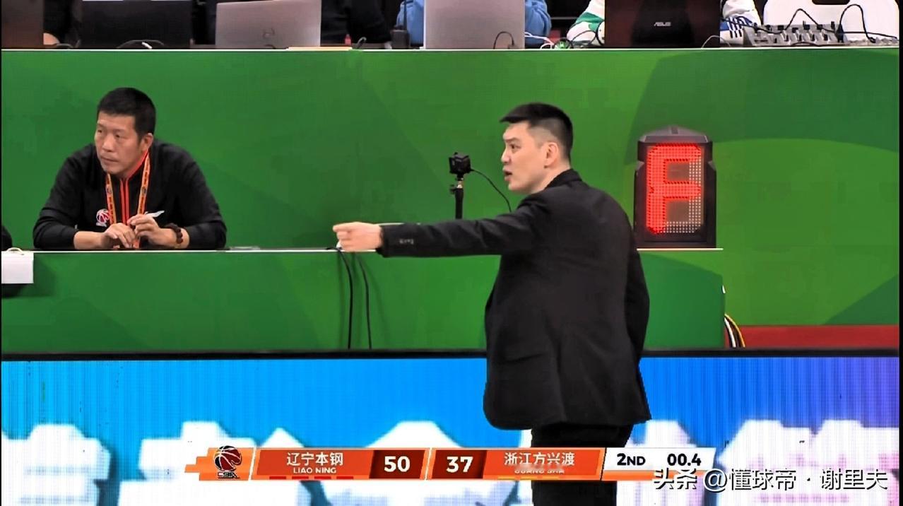 据理力争！杨鸣向技术台投诉，原声被收录：最后一球这么偏，篮下争抢球权还能给广厦两